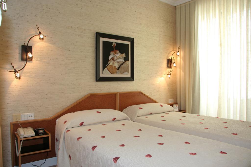 Hostal Paris Valladolid Bagian luar foto