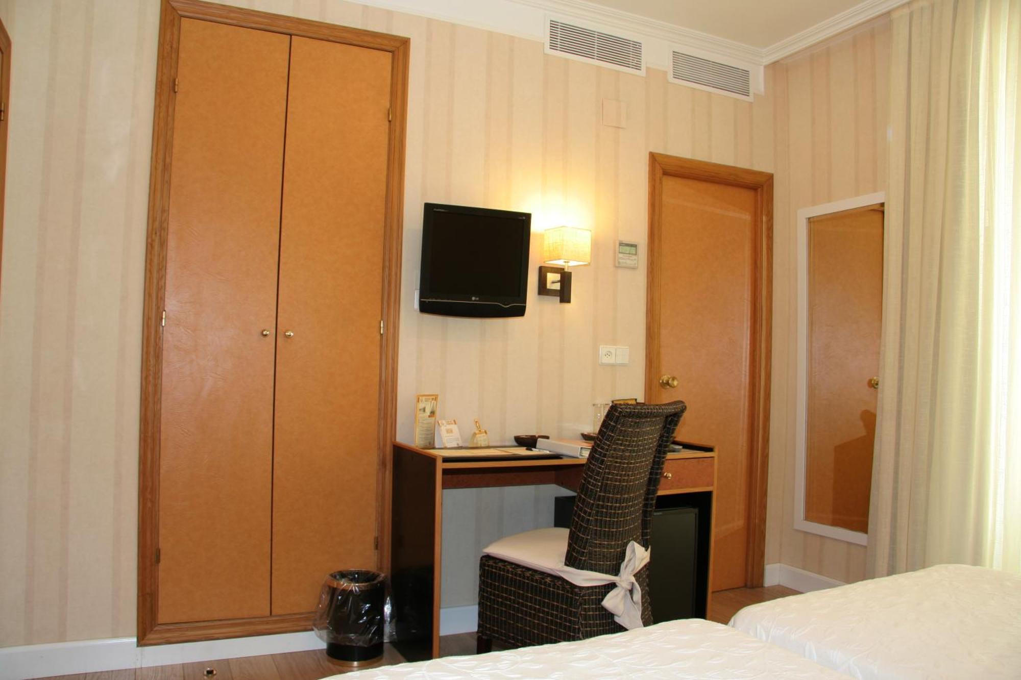 Hostal Paris Valladolid Bagian luar foto