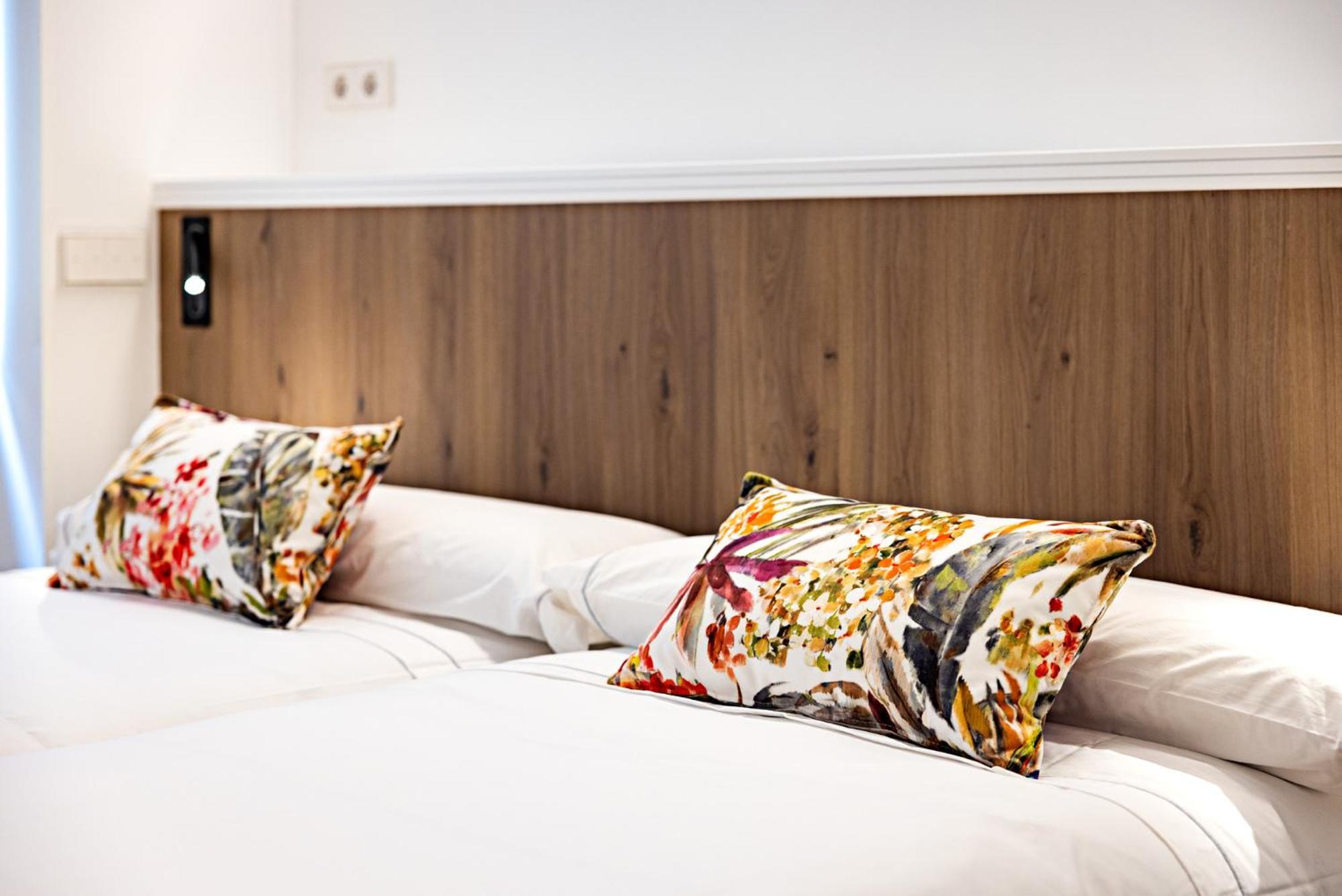 Hostal Paris Valladolid Bagian luar foto