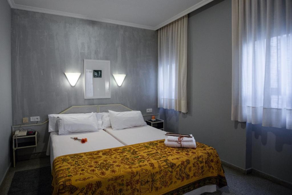 Hostal Paris Valladolid Bagian luar foto